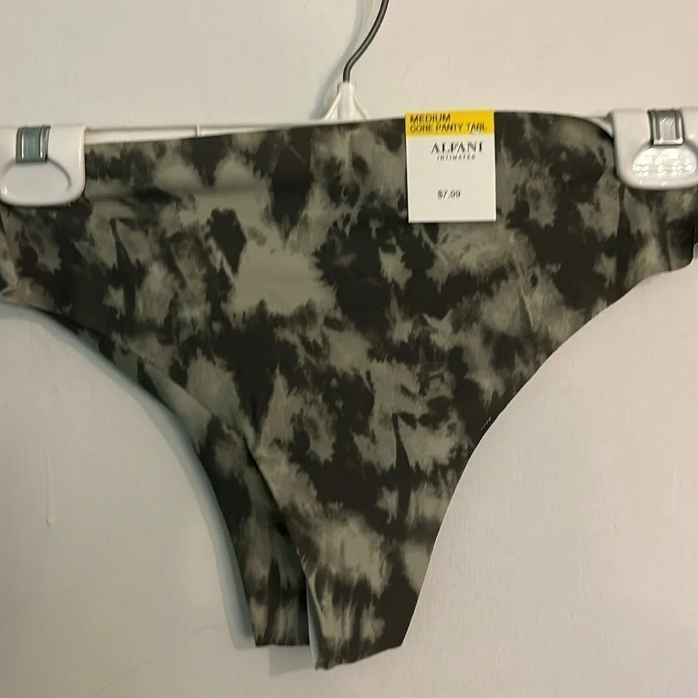 NWT Alfani Womens Seamless Thong Panties MSRP $7.99 Each Size Medium (2 thongs)‎